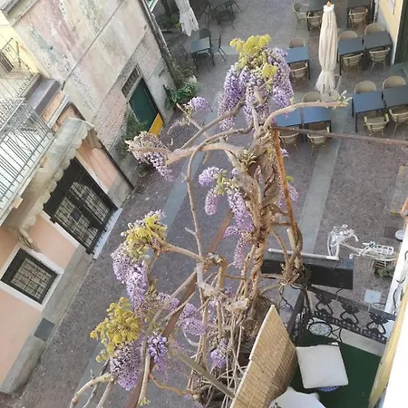 Glicine Hotel